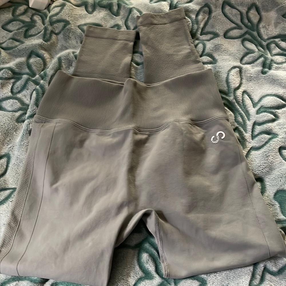 NWOT Scrunch-butt leggings.